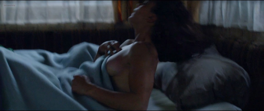 Alice Braga nude topless and Teresa Palmer hot but not nude - Kill Me Three Times (2014) hd1080p BluRay (4)