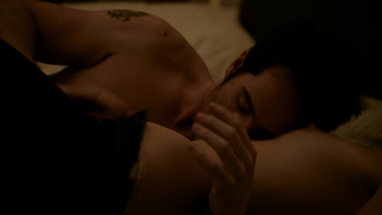Aislinn derbez in easy s01e04 5