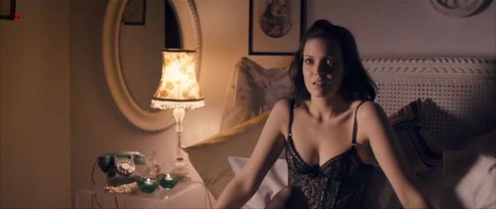 Mandy Moore hot while masturbating with cucumber - Swinging with the Finkels (2010)