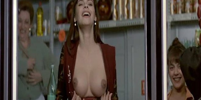 Mathilda May nude topless sex - La teta y la luna (SP-1994) (8)