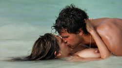 Kelly Brook nude topless butt and hot wet sex - Survival Island - Three (2004) HD 1080p Web (5)