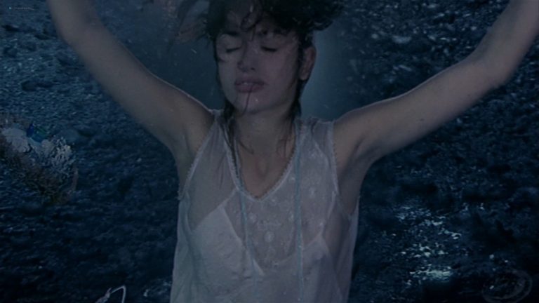Penelope Cruz not naked but hot and sexy – Woman on Top (2000) HD 1080p