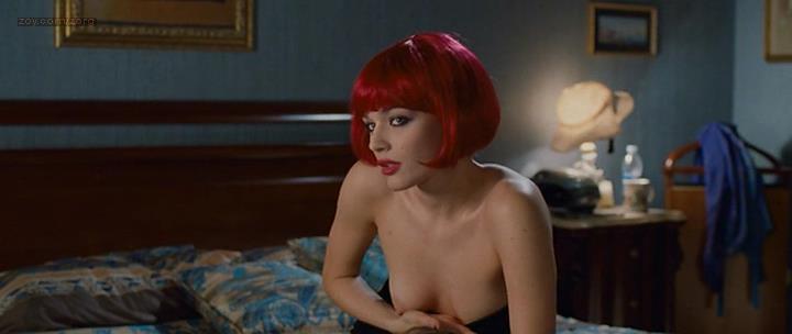 Laura Chiatti nude brief topless – Io Loro e Lara (IT-2009)