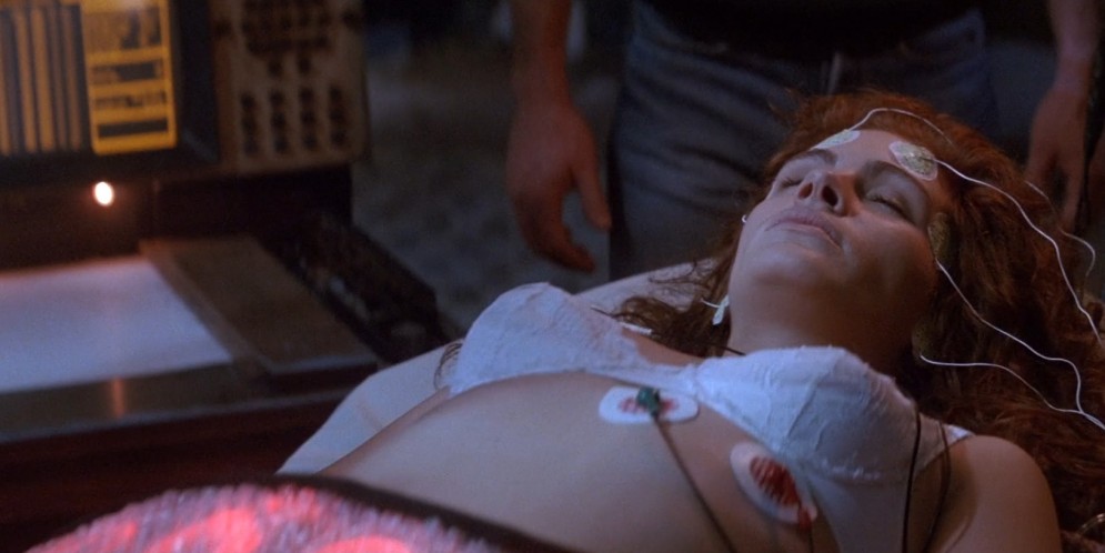 Julia Roberts hot and sexy in bra - Flatliners (1990) hd1080p (8)