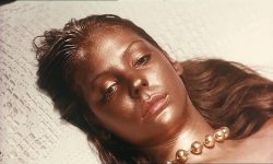 Carole André nude bound and tied while having sex on the beach - Le lys de mer (IT-FR-1969) (7)