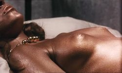 Carole André nude bound and tied while having sex on the beach - Le lys de mer (IT-FR-1969) (5)