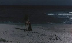 Carole André nude bound and tied while having sex on the beach - Le lys de mer (IT-FR-1969) (3)