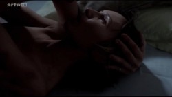 Dinara Drukarova nude brief topless in sex scene- Qu'un seul tienne et les autres suivront (FR-2009) hdtv720p (4)