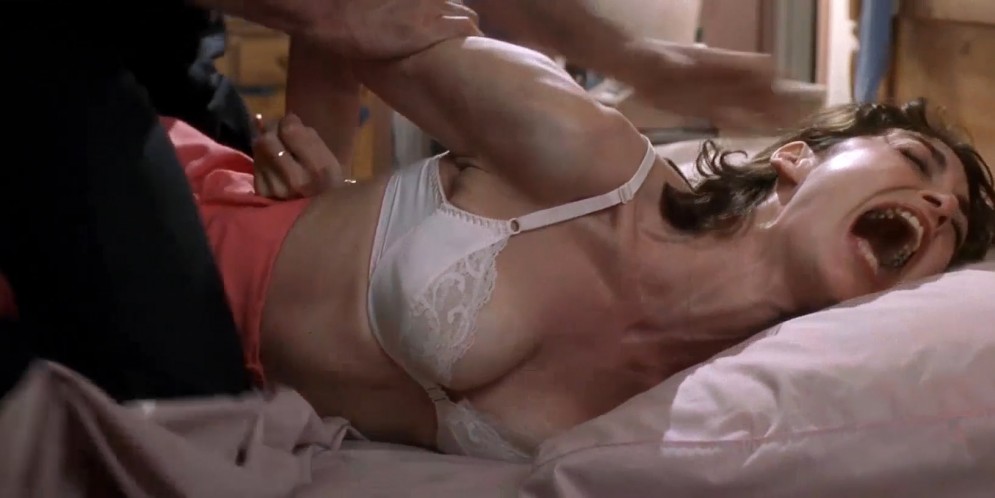 Illeana Douglas hot in bra in not so hot sex scene - Cape Fear (1991) hd1080p BluRay (8)