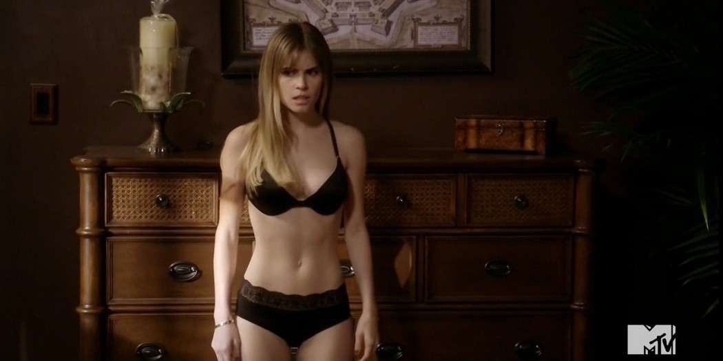 Carlson Young hot in bra and panties – Scream (2015) s1e9 hd720-1080p (14)