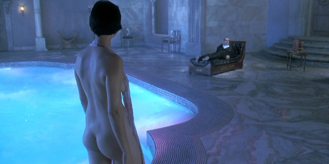 Isabella Rossellini nude side boob Catherine Bell nude butt and others - Death Becomes Her (1992) hd1080p BluRay (3)