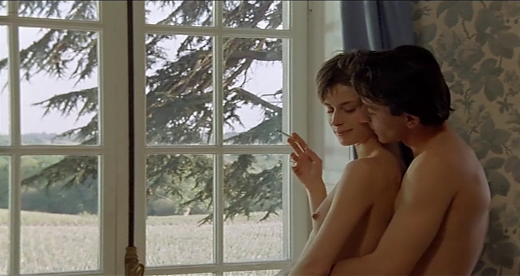 Nastassja Kinski nude topless in Maladie d’amour (FR-1987)