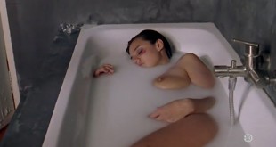 Marie Denarnaud nude topless and Audrey Fleurot nude butt - La vie en miettes (FR-2011) (10)
