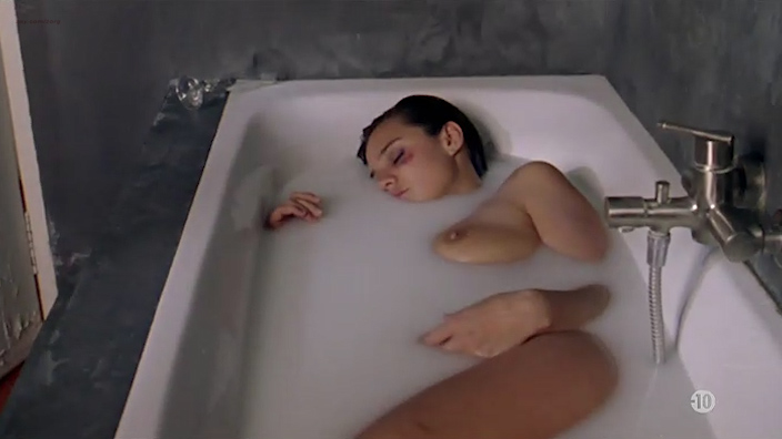 Marie Denarnaud nude topless and Audrey Fleurot nude butt - La vie en miettes (FR-2011) (10)