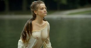 Noémie Schmidt nude topless and butt - Versailles (FR-2015) S01 E02 HD 1080p (8)