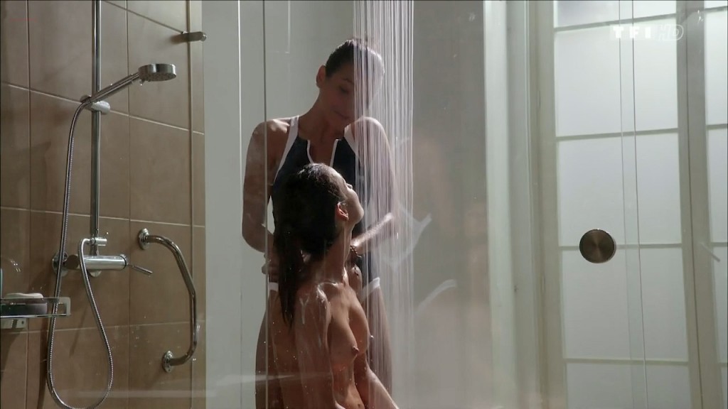 Jennifer Lauret nude topless mild sex - Une Famille Formidable (FR-2015) s12e4 HDTV 720p (5)