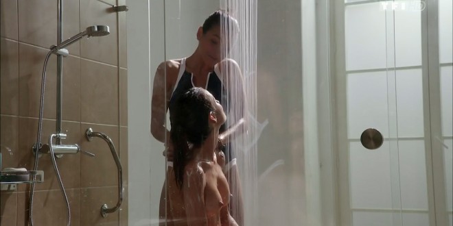 Jennifer Lauret nude topless mild sex - Une Famille Formidable (FR-2015) s12e4 HDTV 720p (5)