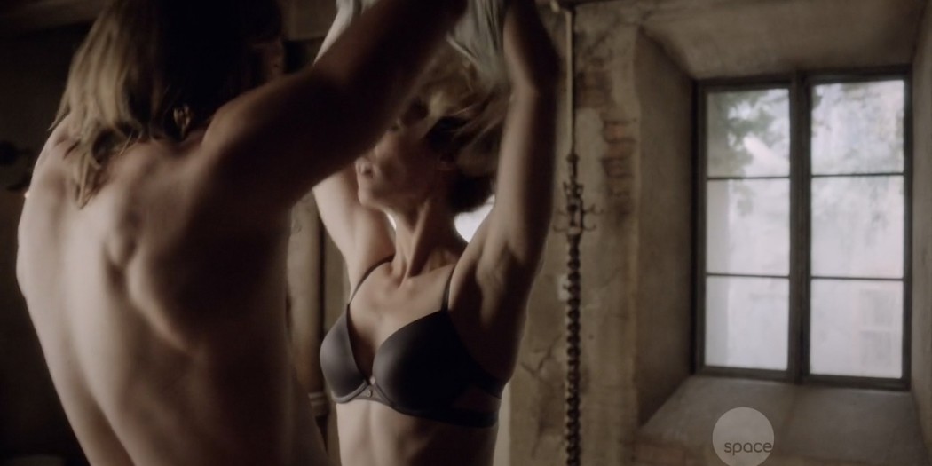Laura Vandervoort nude but covered in sex scene - Bitten (2016) S03E02 HDTV 720p (6)