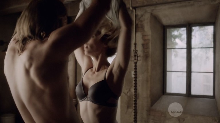 Laura Vandervoort nude but covered in sex scene – Bitten (2016) S03E02 HDTV 720p
