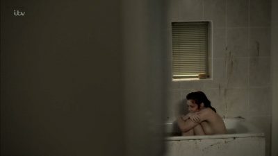Anna Friel nude side boob in tube and Florence Pugh nude side boob too – Marcella s01e01 (2016) HDTV 720p (3)