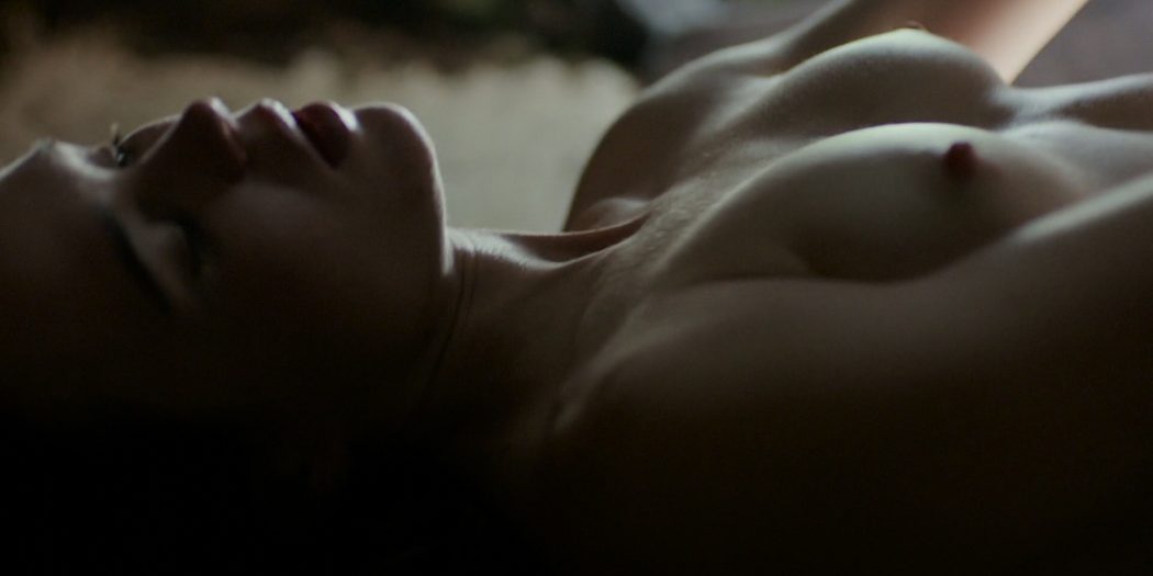 Ellen Page nude topless and Evan Rachel Wood nude in bath - Into the Forest (2015) HD 1080p Web-Dl (7)