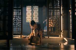 Olivia Cheng nude topless Esther Low nude boobs Karishma Ahluwalia nude butt – Marco Polo (2016) s2e5 HD 1080p (7)