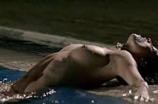 Juana Acosta nude wet and hot sex in the pool, María Reyes Arias hot - A golpes (ES-2005) (16)