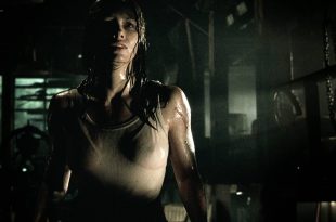Jessica Biel hot see throuh - The Texas Chainsaw Massacre (2003) HD 1080p BluRay (13)
