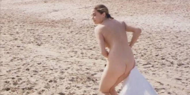 Valerie Allain nude butt and brief boobs - Alouette je te plumerai (FR-1988) (4)