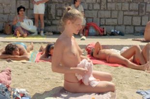 Paulette Christlein nude topless and cute - Le rayon vert (FR-1986) HD 720p (6)