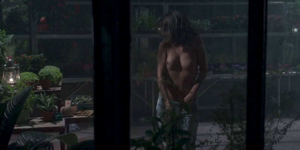 Florence Foresti nude topless in brief scene - De Plus Belle (FR-2017) HD 1080p WEB (7)