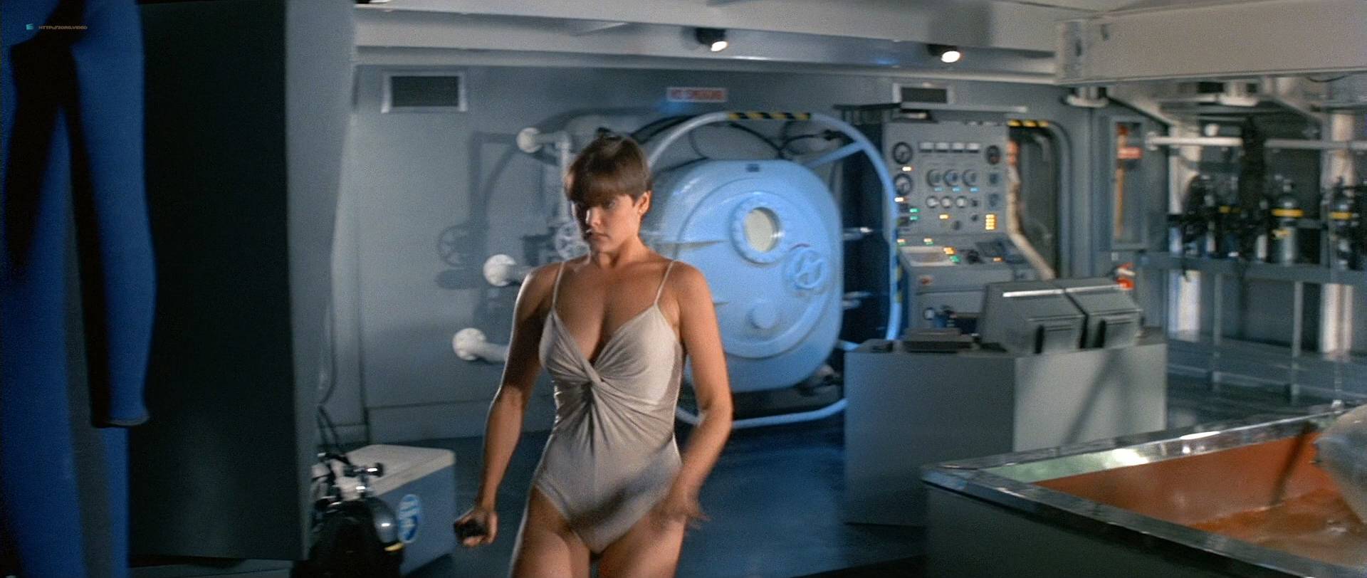 Carey Lowell hot leggy Talisa Soto hot and sexy - Licence to Kill (1989) HD 1080p BluRay (8)