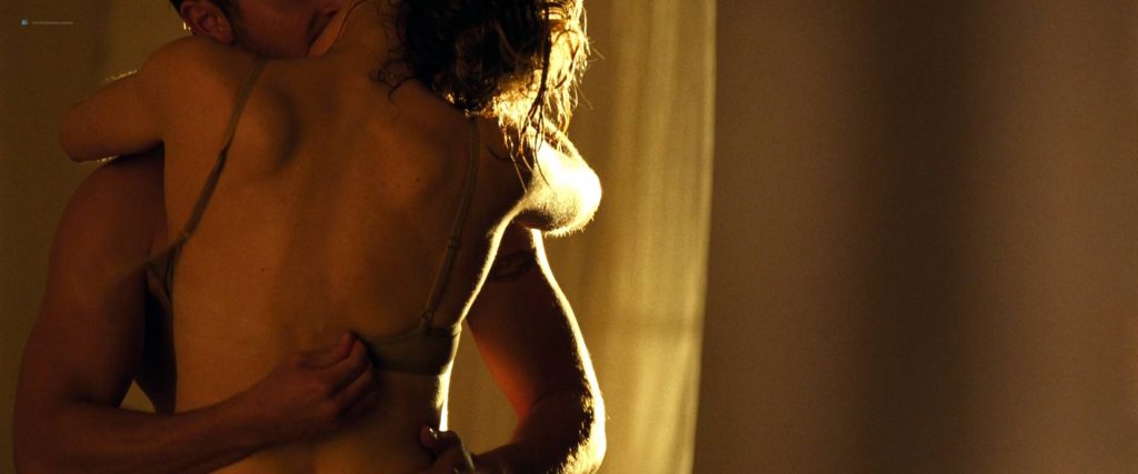 Taylor Schilling hot in few sex scenes - The Lucky One (2012) HD 1080p BluRay (4)