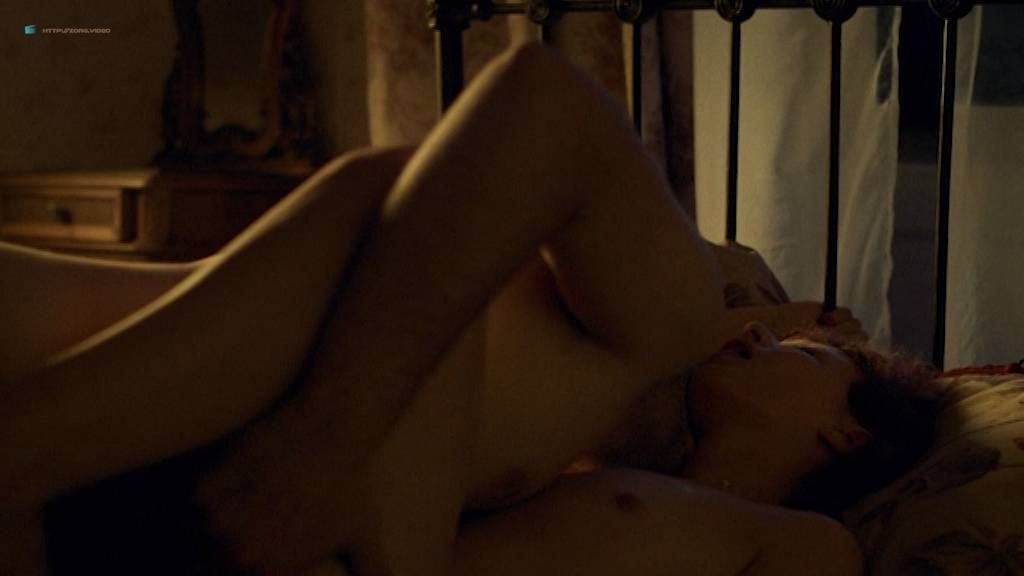 Karolina Gruszka nude bush and butt - Szczęście świata (PL-2016) (5)