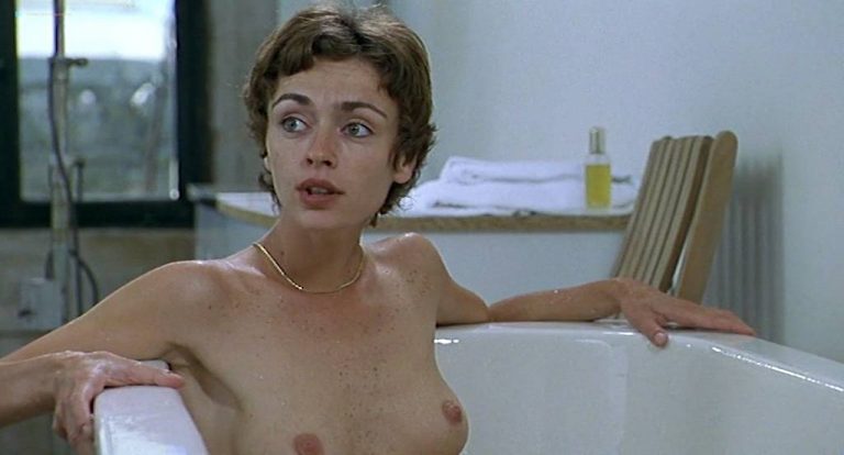 Alexia Stresi nude topless Lou Doillon and Elise Perrier – Trop (peu) d’amour (FR-1998)