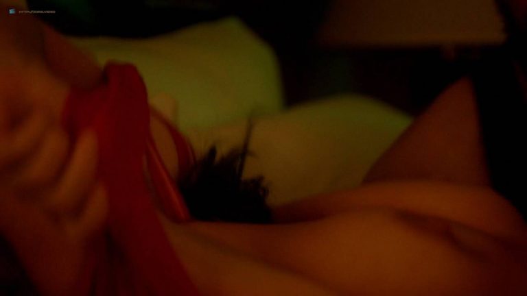Robin Tunney nude brief boobs in hot sex scene – Looking Glass (2018) HD 720p