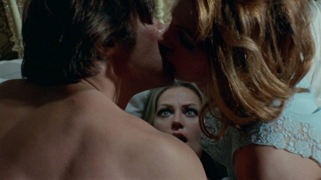 Analía Gadé nude butt and sex Rosanna Yanni topless sex threesome - El ojo del huracán (SP-1971) (2)
