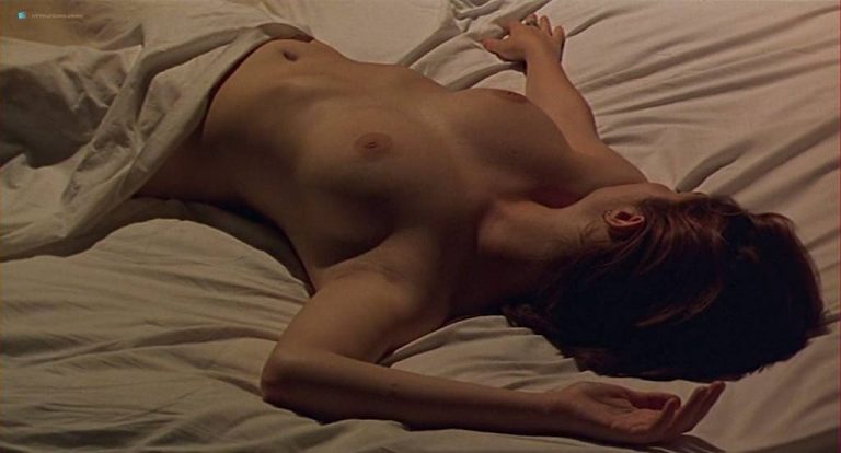 Chiara Mastroianni nude topless and sex other nude bush – N’oublie pas que tu vas mourir (FR-1995)