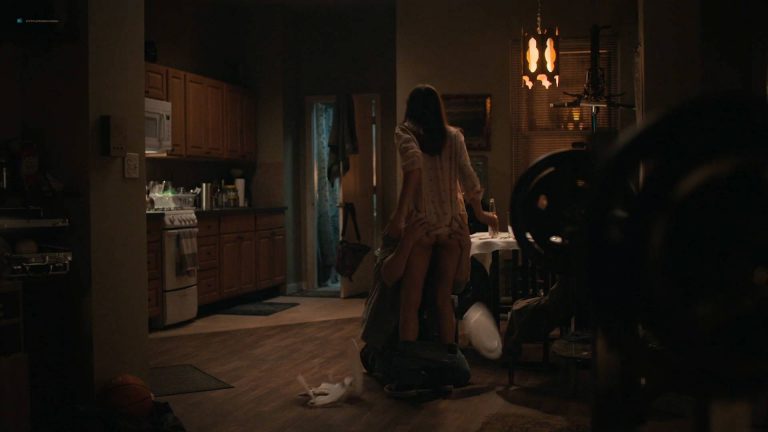 Ella Purnell hot butt Caitlin Fitzgerald sexy bra – Sweetbitter (2018) s1e3 HD 1080p