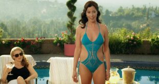 Jennifer Bartels hot bikini and sex Mena Suvari and others hot - American Woman (2018) s1e6 HD 1080p (6)