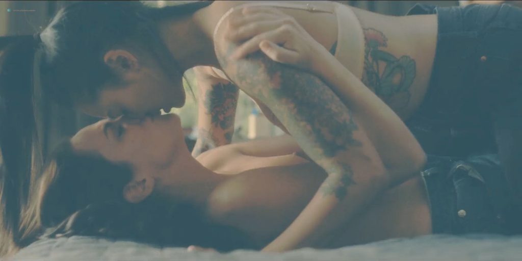 Kate Siegel nude nipple Levy Tran and Victoria Pedretti hot and sexy - The Haunting Of Hill House (2018) S1 HD1080p (9)
