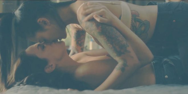 Kate Siegel nude nipple Levy Tran and Victoria Pedretti hot and sexy - The Haunting Of Hill House (2018) S1 HD1080p (9)