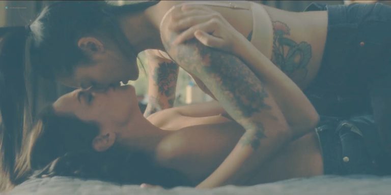 Kate Siegel nude nipple Levy Tran and Victoria Pedretti hot and sexy – The Haunting Of Hill House (2018) S1 HD1080p