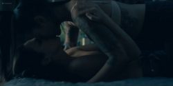 Kate Siegel nude nipple Levy Tran and Victoria Pedretti hot and sexy - The Haunting Of Hill House (2018) S1 HD1080p (8)