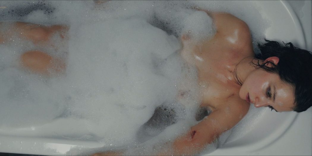Maria Debska nude in the tub - Zabawa, zabawa (PL-2018) HD 1080p BluRay (4)