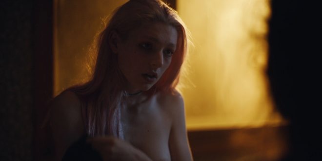 Sydney Sweeney hot Hunter Schafer topless Alexa Demie sexy - Euphoria (2019) s1e4 HD 1080p (4)