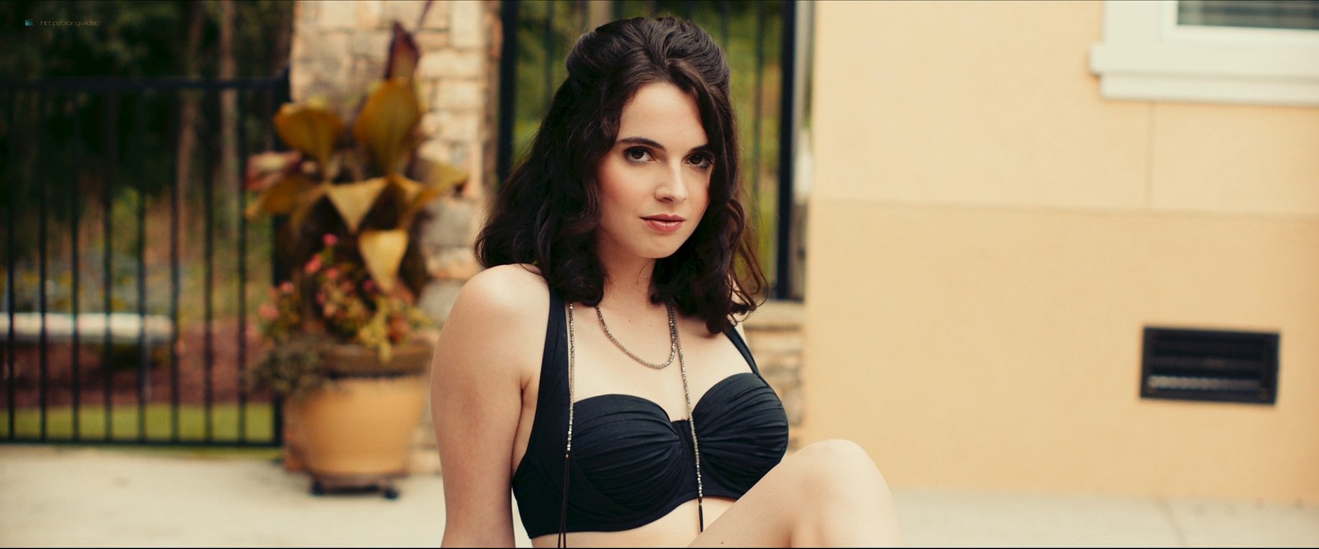 Vanessa Marano hot bikini Giorgia Whigham sexy – Saving Zoë (2019) 1080p Web