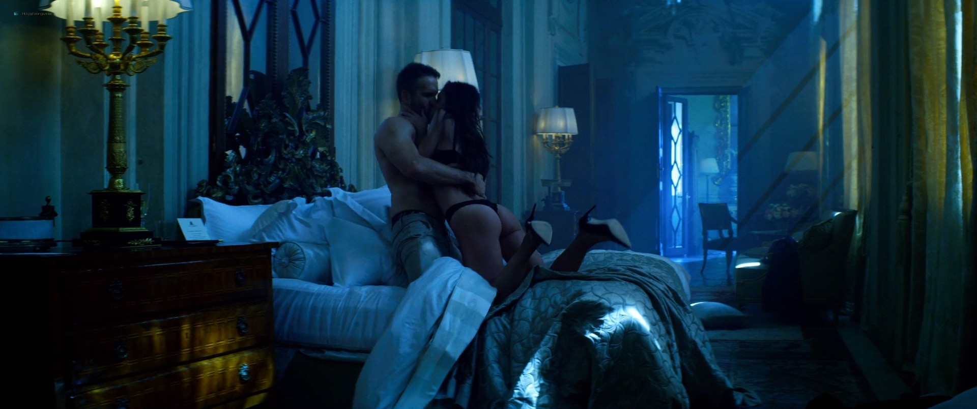 Are there sex scenes in 6 underground