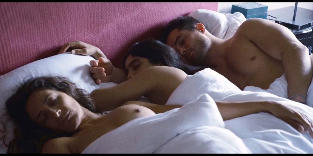 Hafsia Herzi hot Sophie Garagnon nude topless - Tu merites un amour (2019) HD 1080p Web (5)