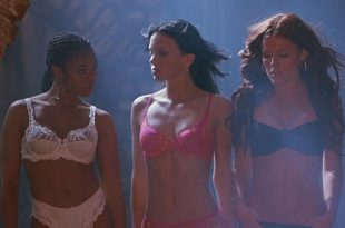Anna Faris, Kathleen Robertson, etc hot and sexy - Scary Movie 2 (2001) HD 1080p BluRay (4)